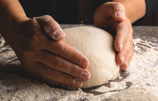 Le pétrissage d'un pain.