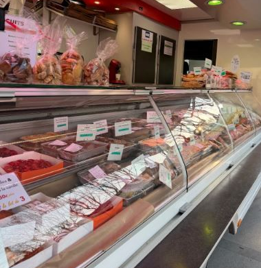 Une vitrine réfrigérée.