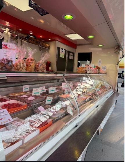 Une vitrine réfrigérée et des sachets.