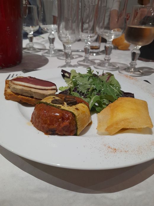 Trois entrées dans une assiette.