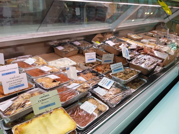 Différents plats dans des barquettes filmées.