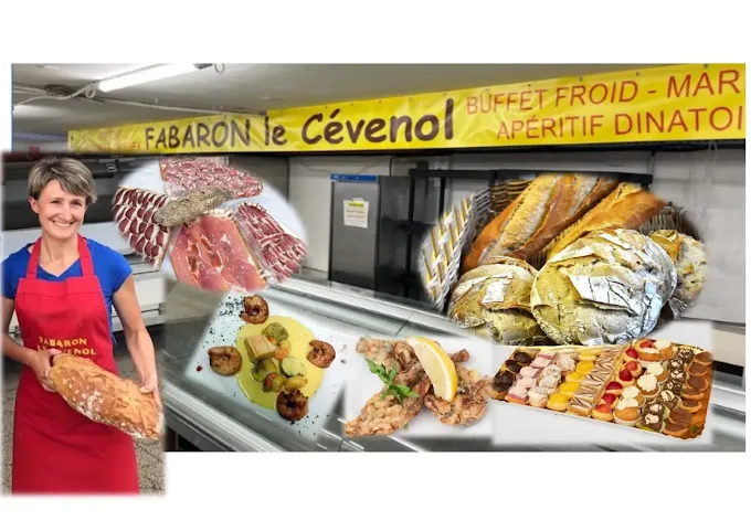 Une femme tient un gros pain.