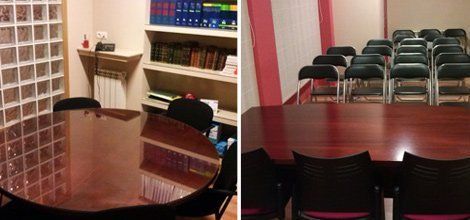 Una sala de conferencias con una mesa y sillas y un aula con una mesa y sillas.