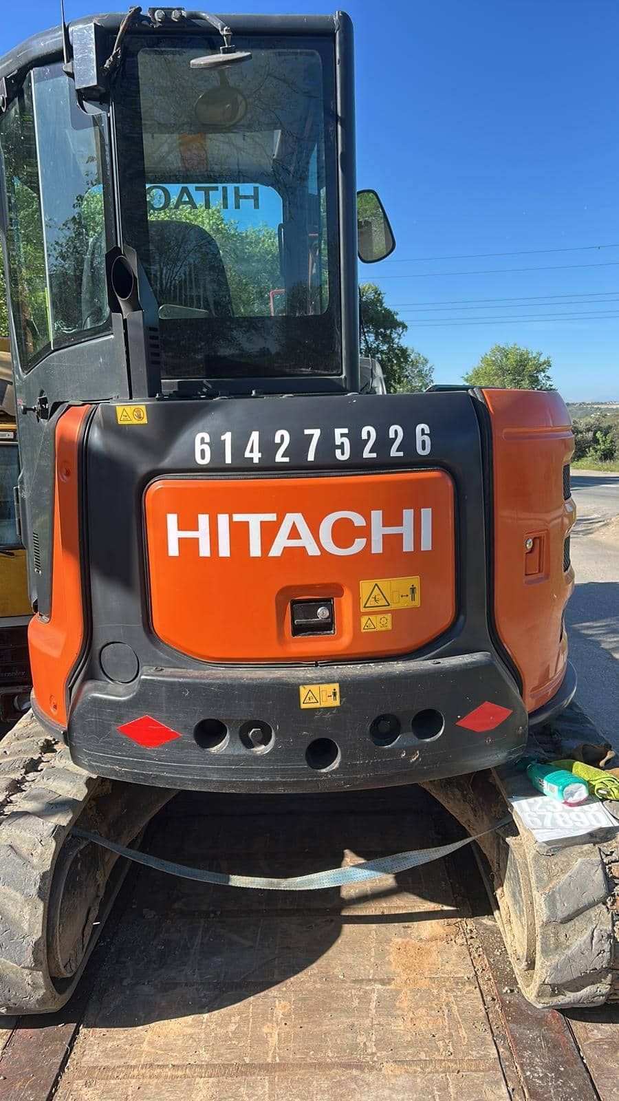 Excavadora Hitachi de color naranja y negro con número de serie 614275226, estacionada al aire libre.