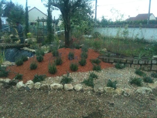 Massif avec galets oranges et gris jardin