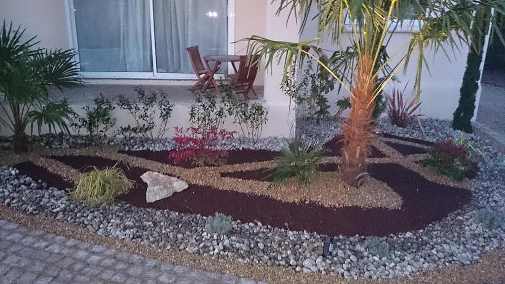 Parterre de jardin avec galets bordeaux et clairess et arbres