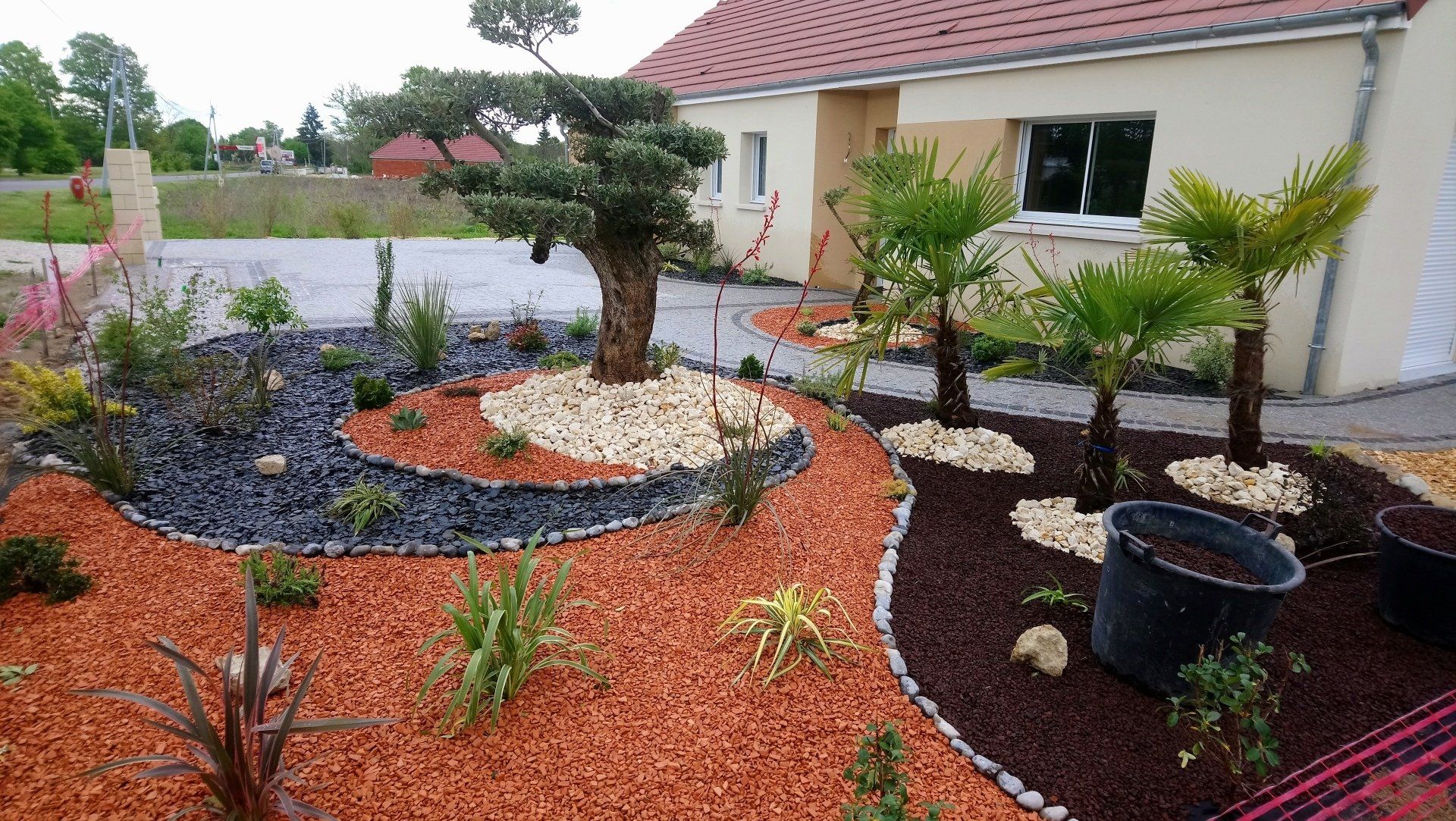 Parterre jardin orange et galets