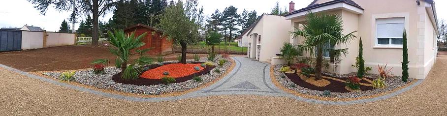 Pavage entrée piétonne et parterre galets noirs rouges