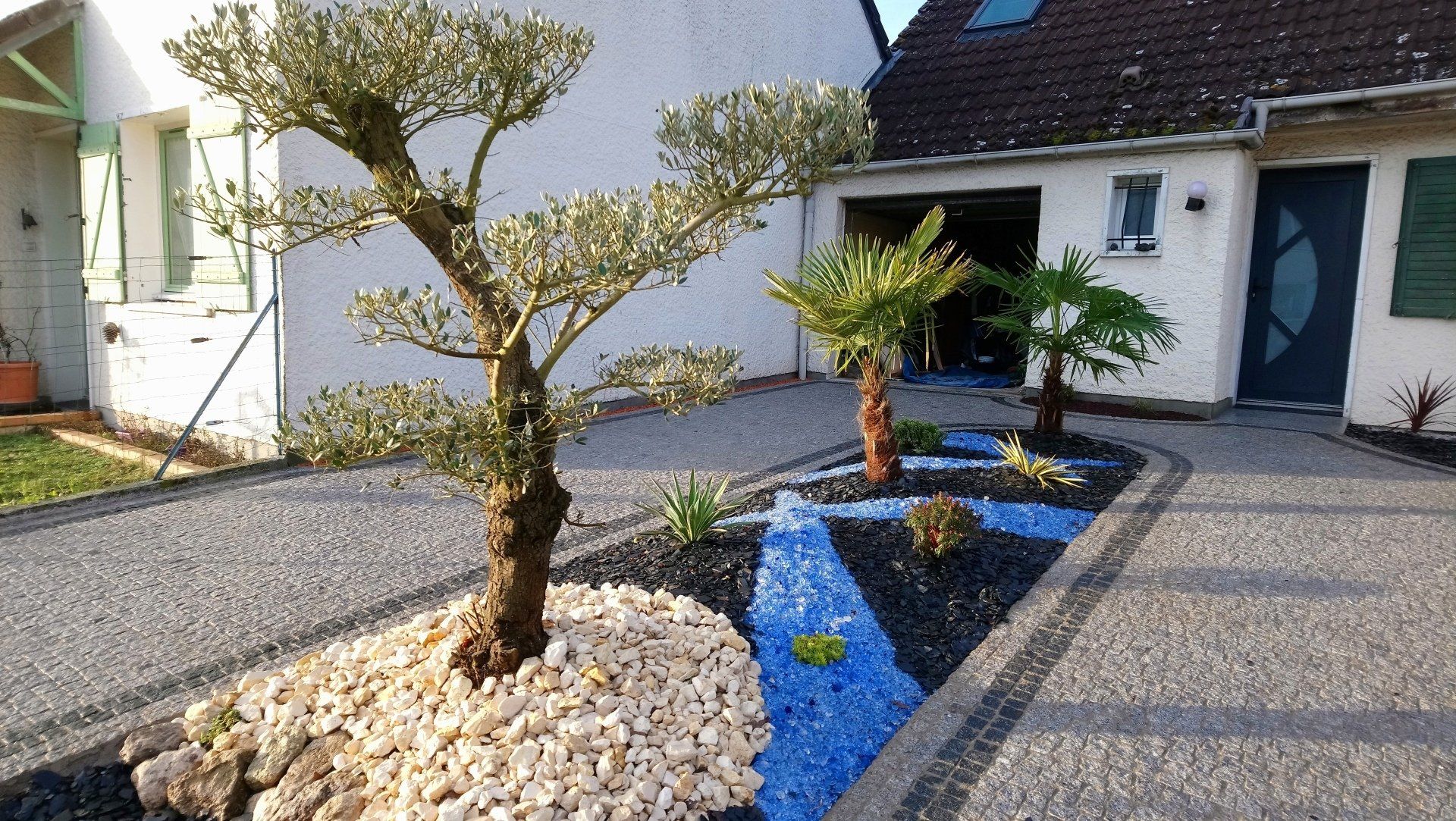 Parterre cour bleu et foncé