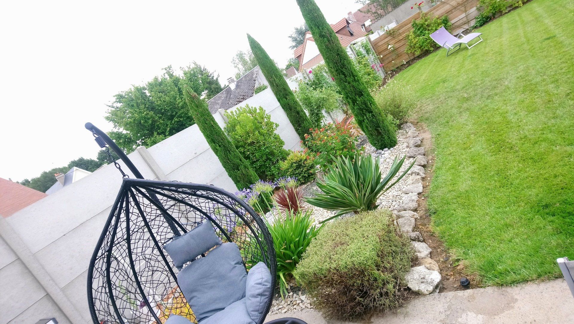 Jardin aménagé cosy avec siège suspendu