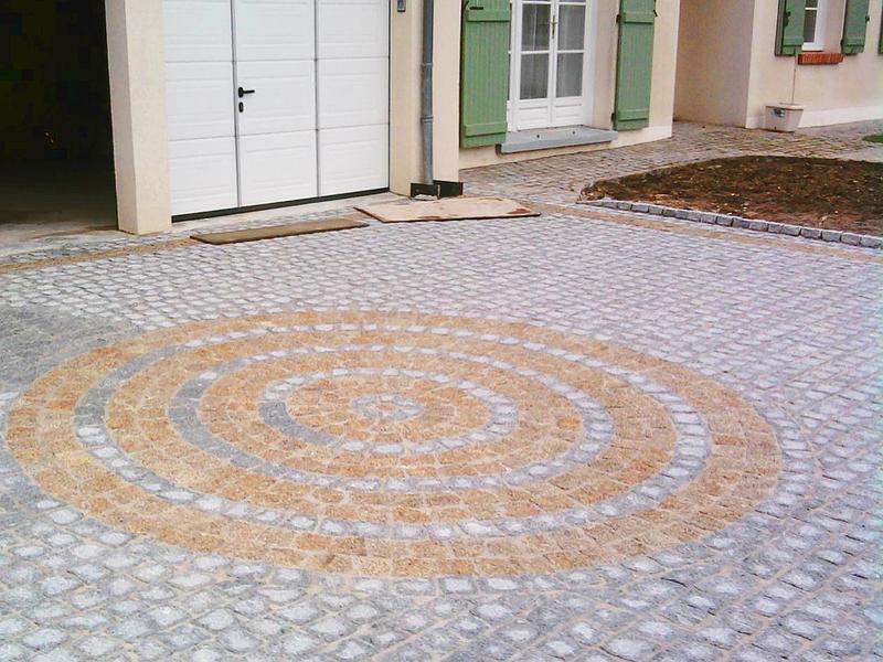 Dallage et motif cour d'entrée