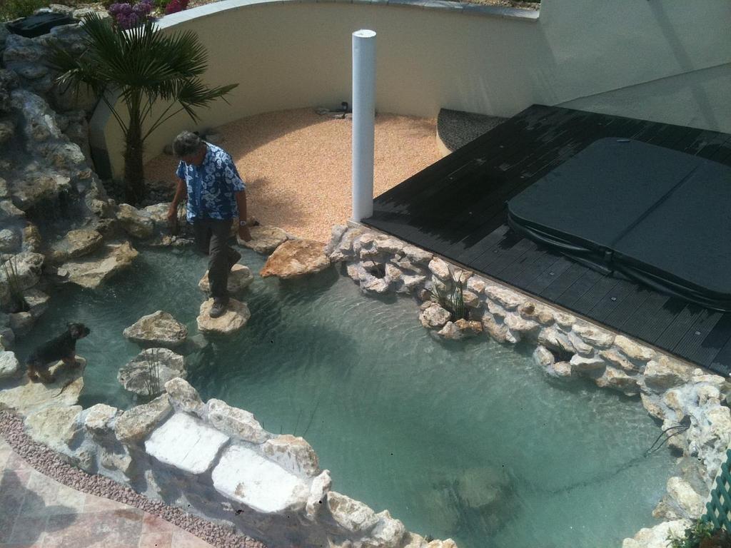 Bassin entouré de galets jardin