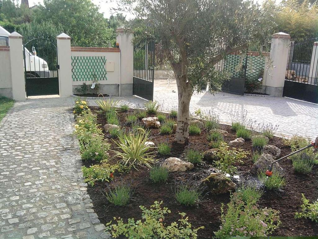 Paysage extérieur entrée garage parterre herbe