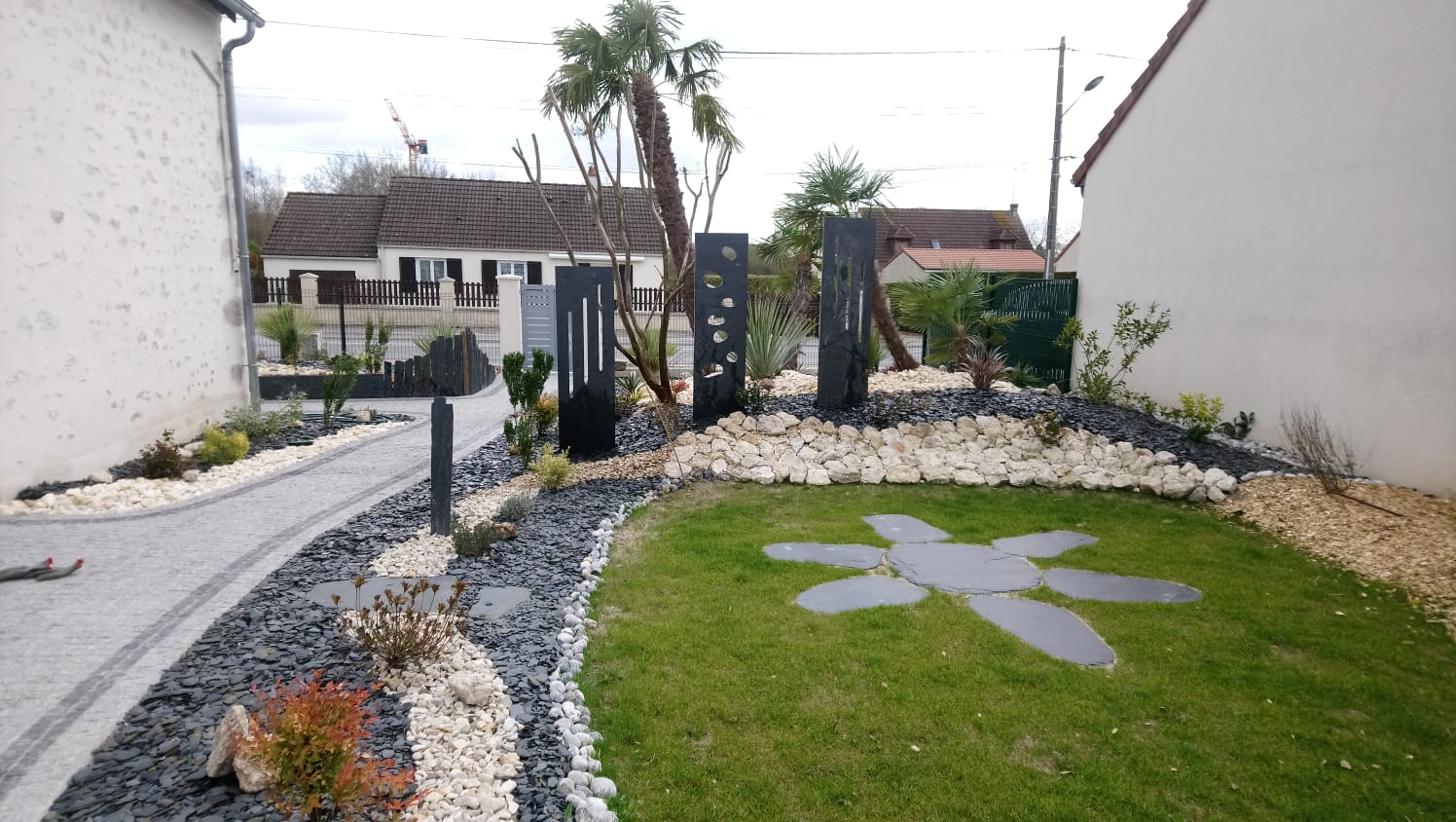 Parterre cour latérale motif galets