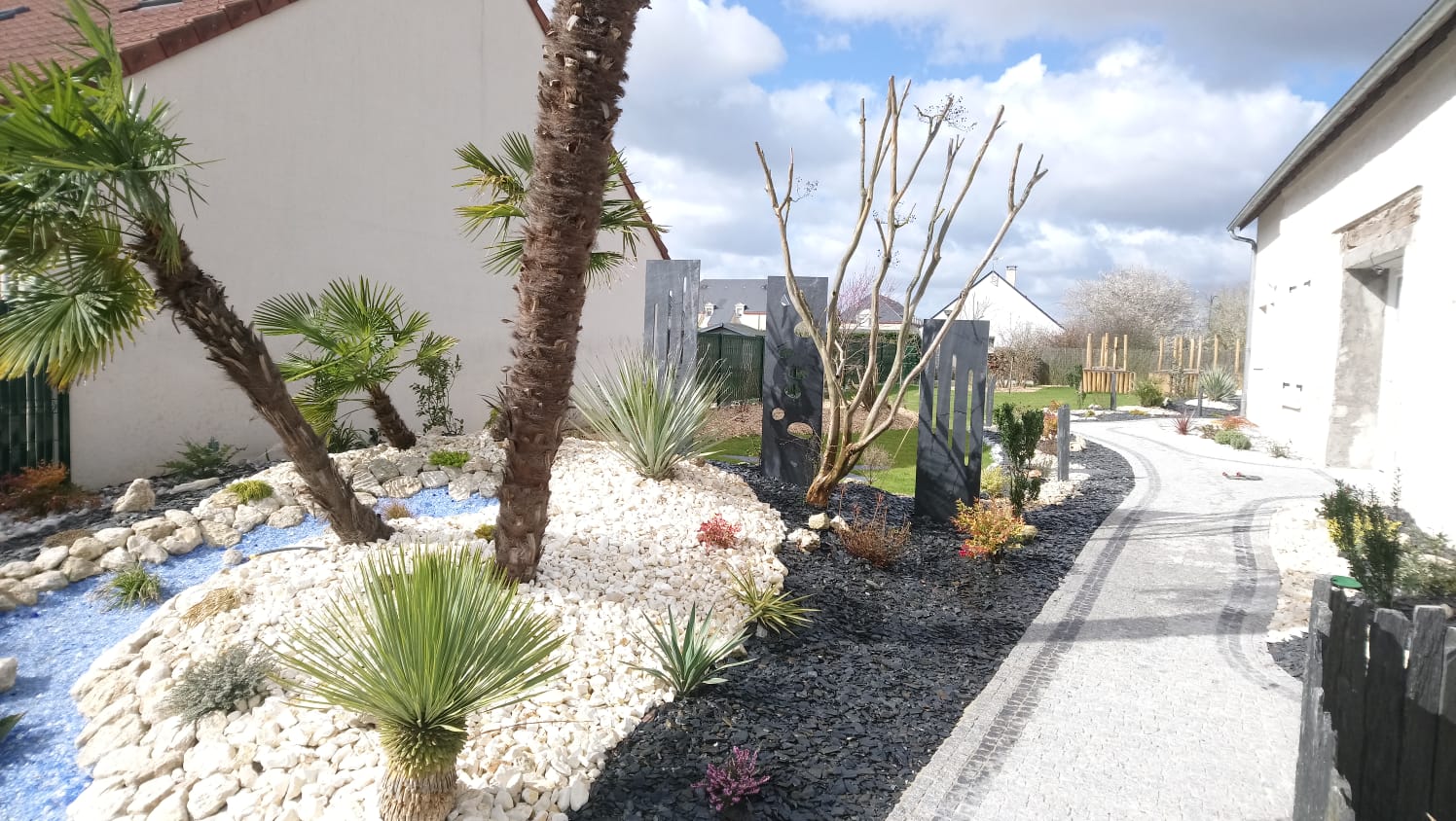 Parterre cour latérale blanc et allée