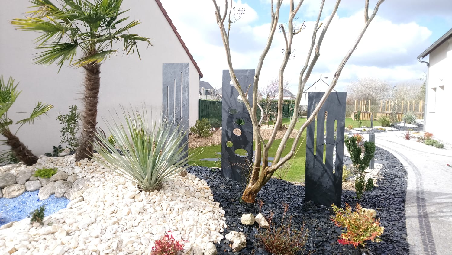 Parterre jardin blanc et arbre