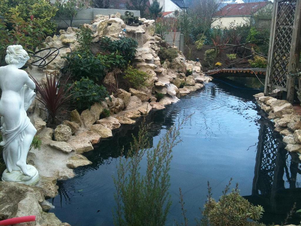 Bassin large avec contour de galets