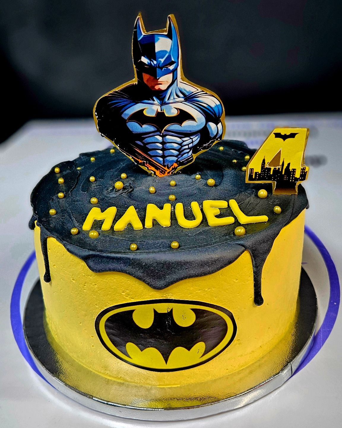 Un pastel de Batman con el nombre Manuel.