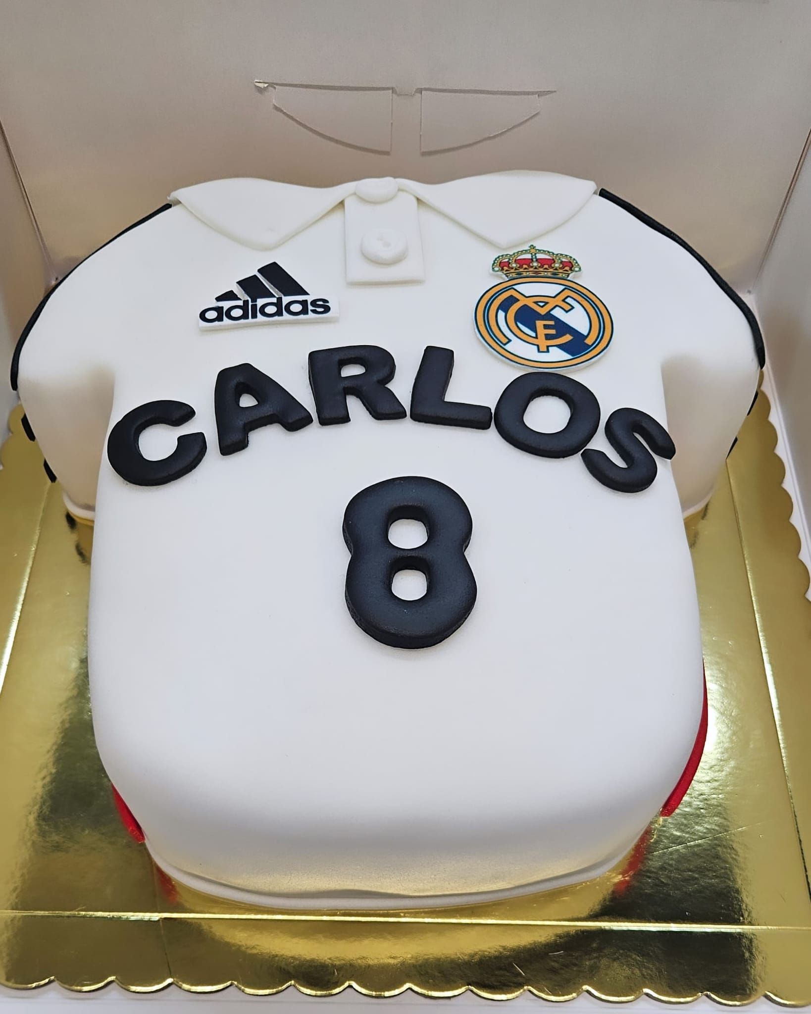 Un pastel con la forma de la camiseta de Carlos 8