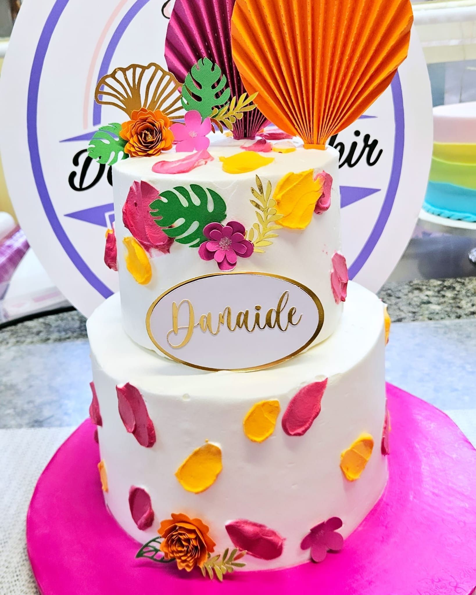 Un pastel con el nombre danaide.