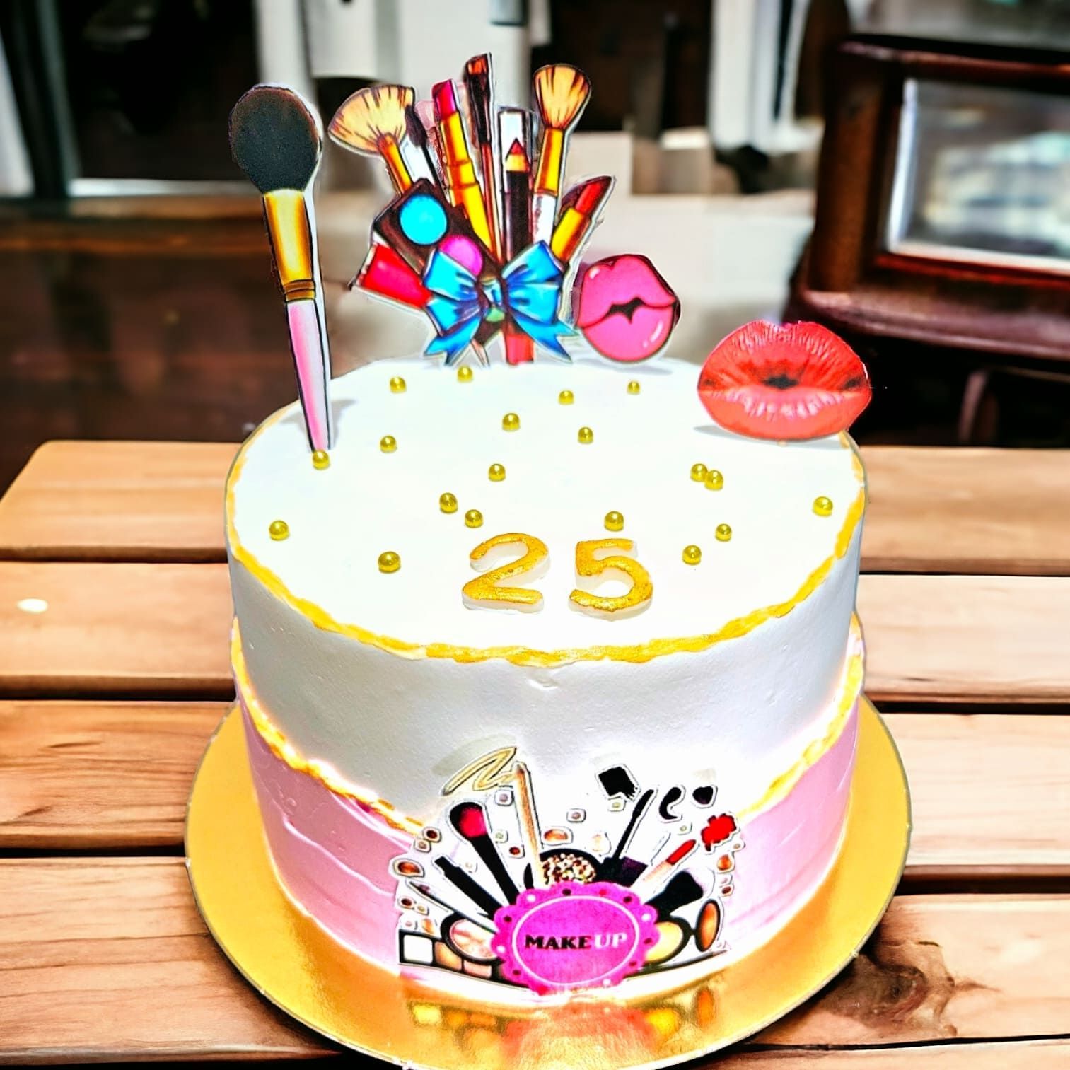 Un pastel con pinceles de maquillaje y el número 25 en él.