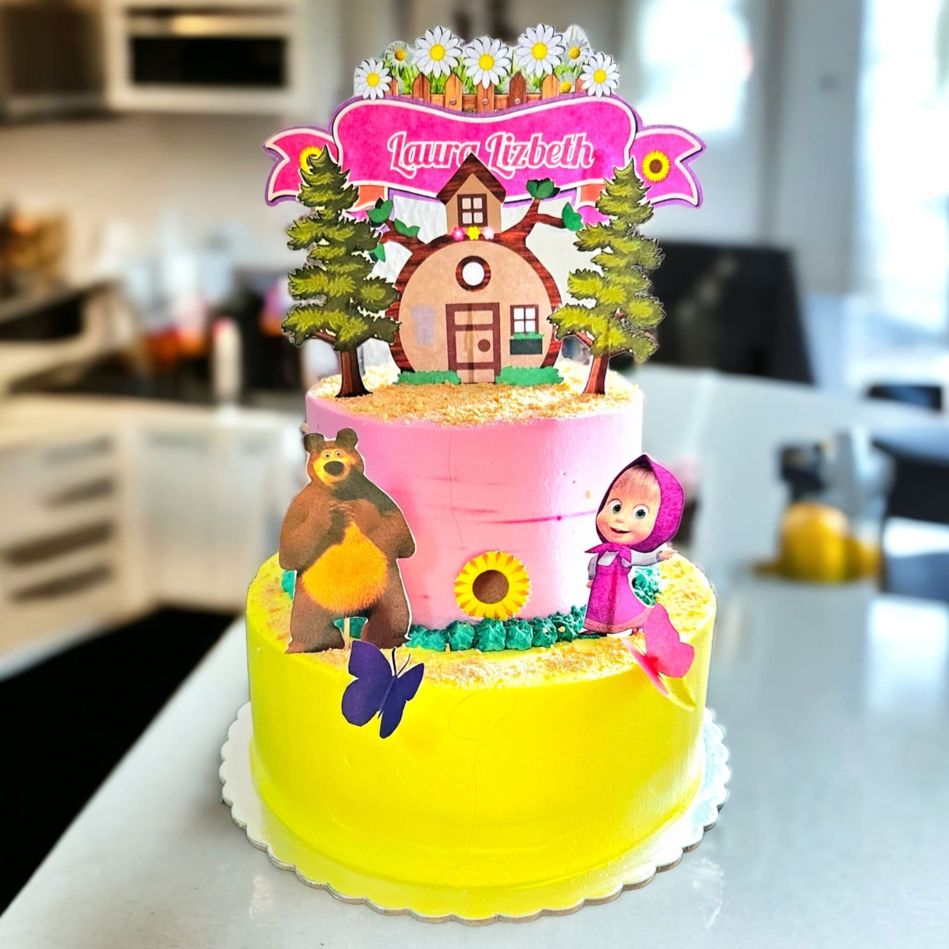 Un pastel de cumpleaños con Masha y el oso.