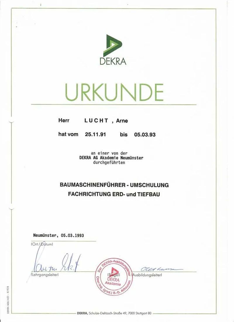 Deutsches Zertifikat mit Logo, Titel „URKUNDE“, mit Stempeln und Unterschriften