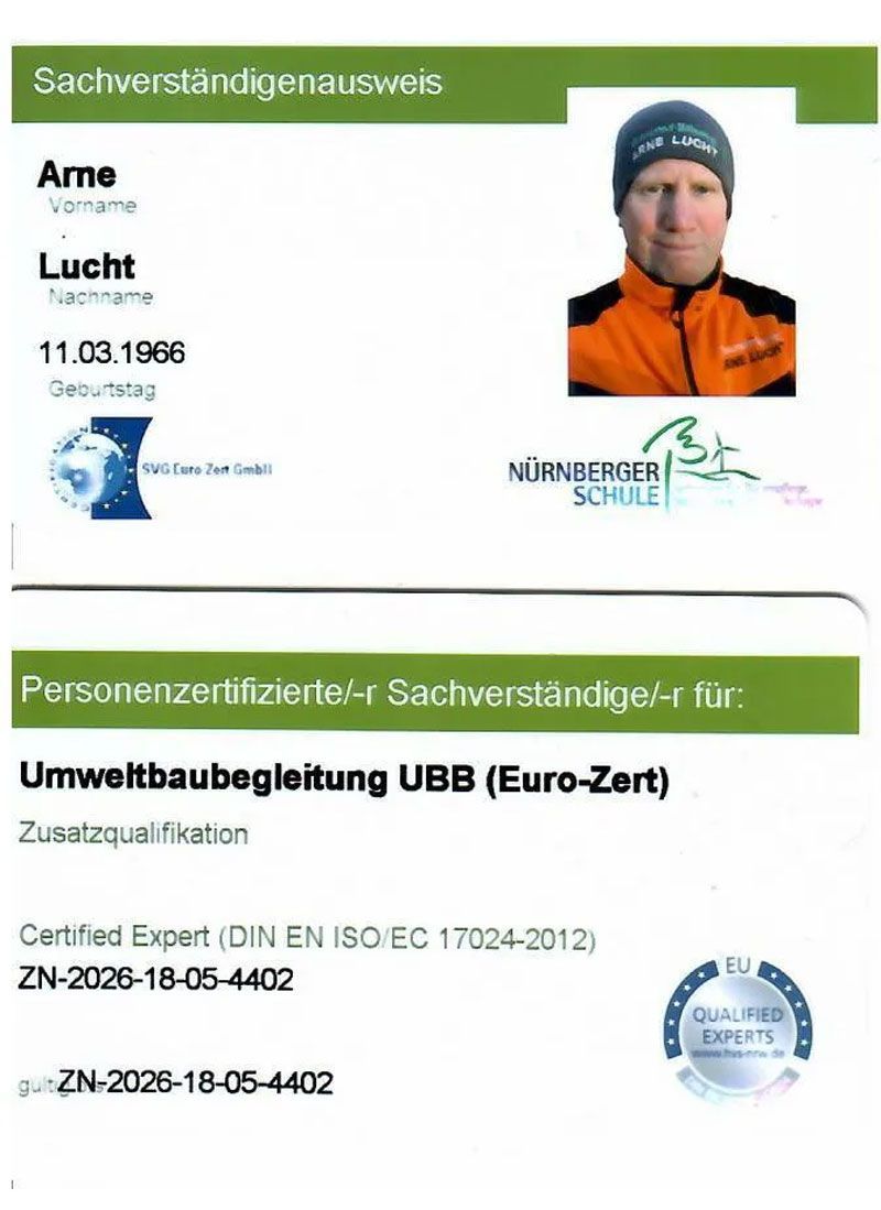 Grün-weißer Schweizer Personalausweis mit Porträtfoto und deutschem Text für einen Umweltüberwachungspass