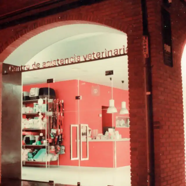 A red building with a sign that says centro de asistencia veterinaria