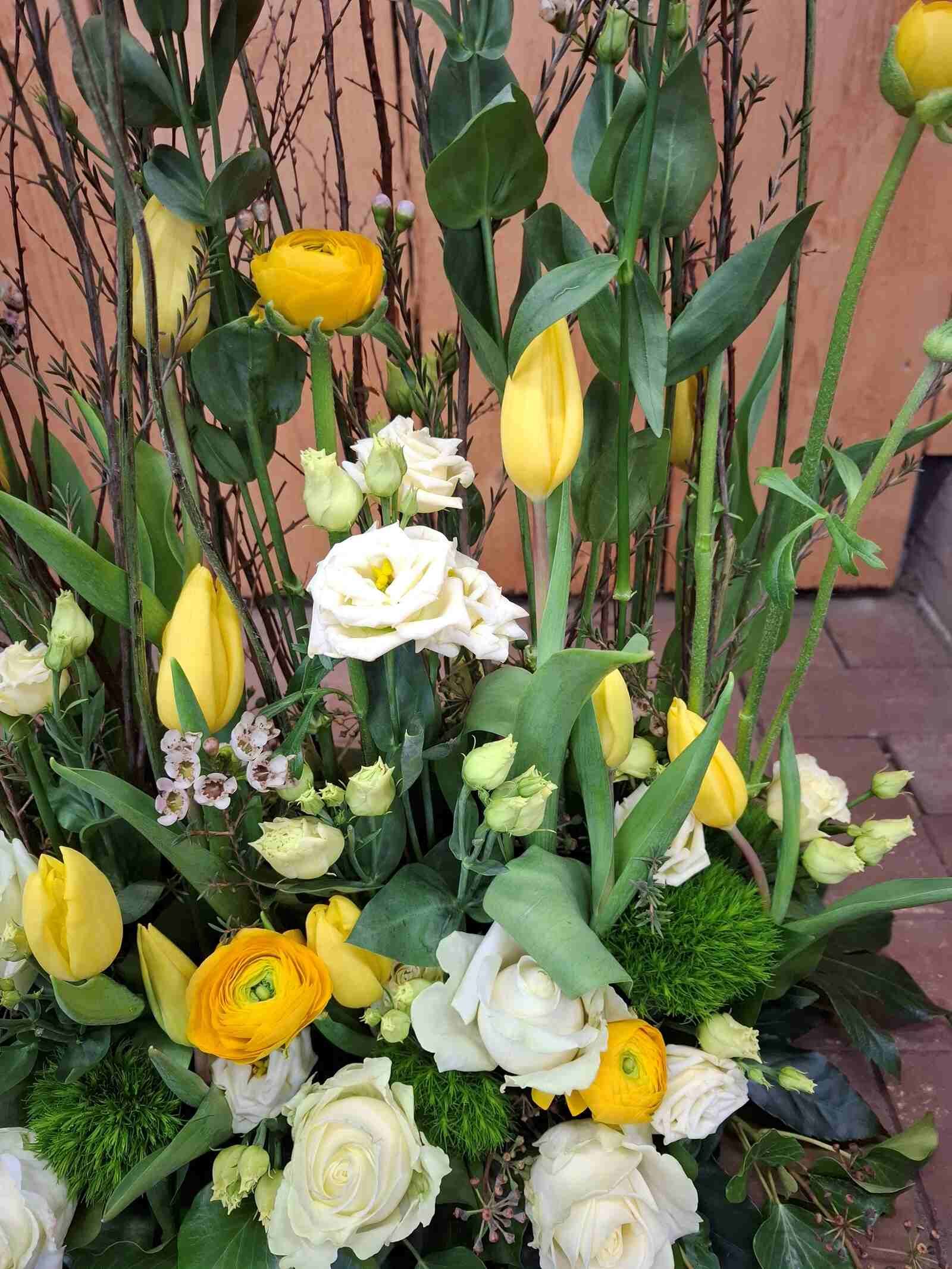 Eine Nahaufnahme von einem Strauß gelber und weißer Blumen