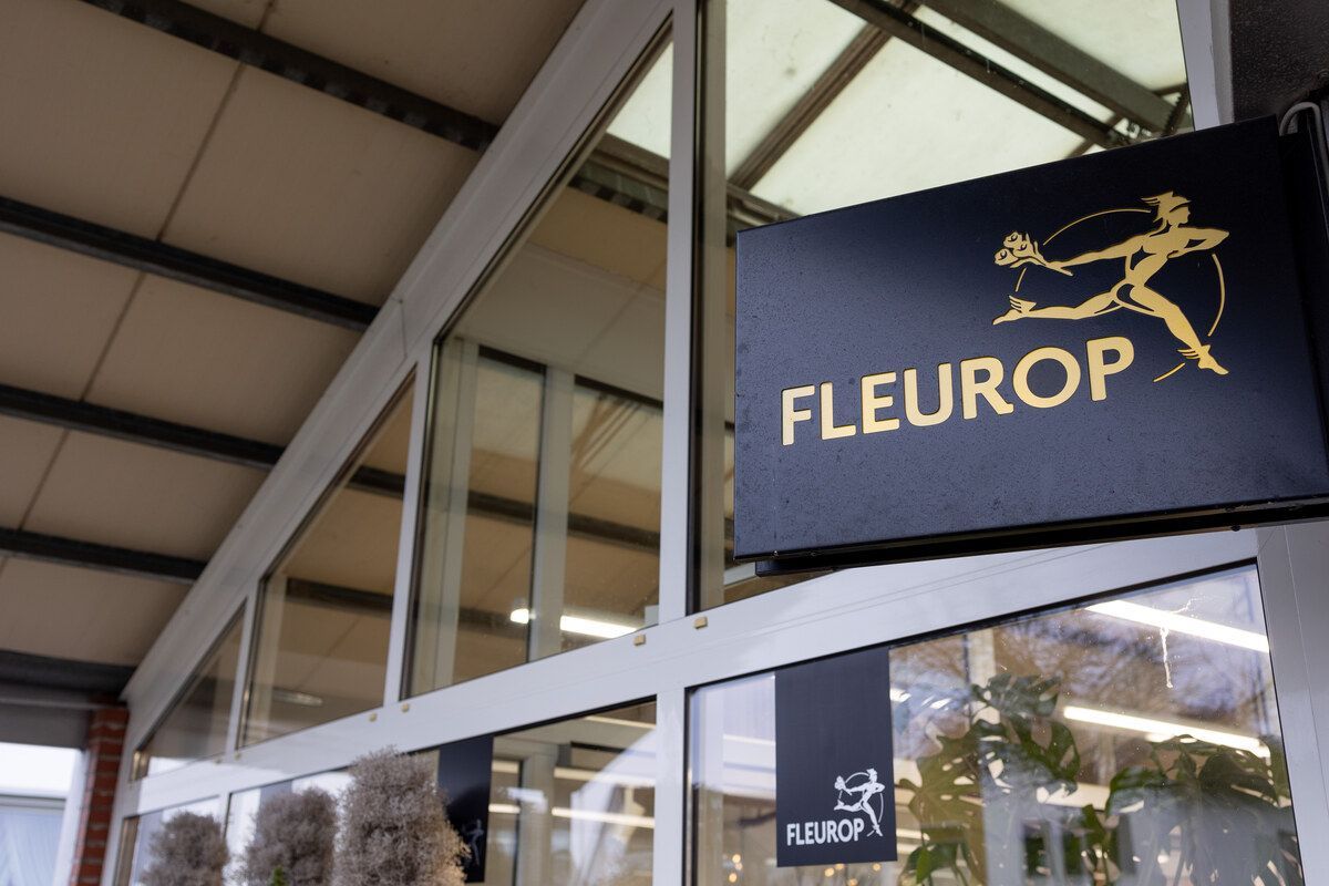 Eine Ladenfront mit einem Schild mit der Aufschrift „Fleurop“