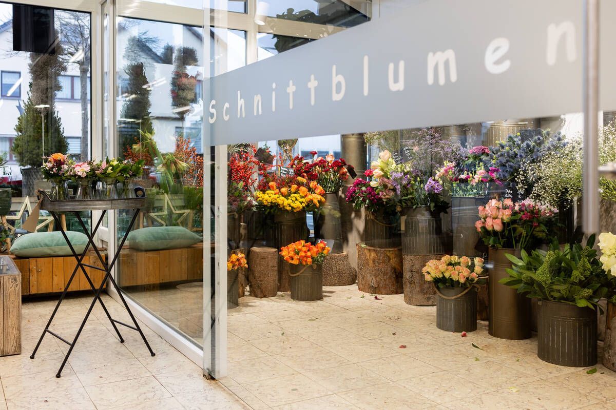 Ein Blumenladen mit vielen Blumen und einem Schild mit der Aufschrift „Schnittblumen“