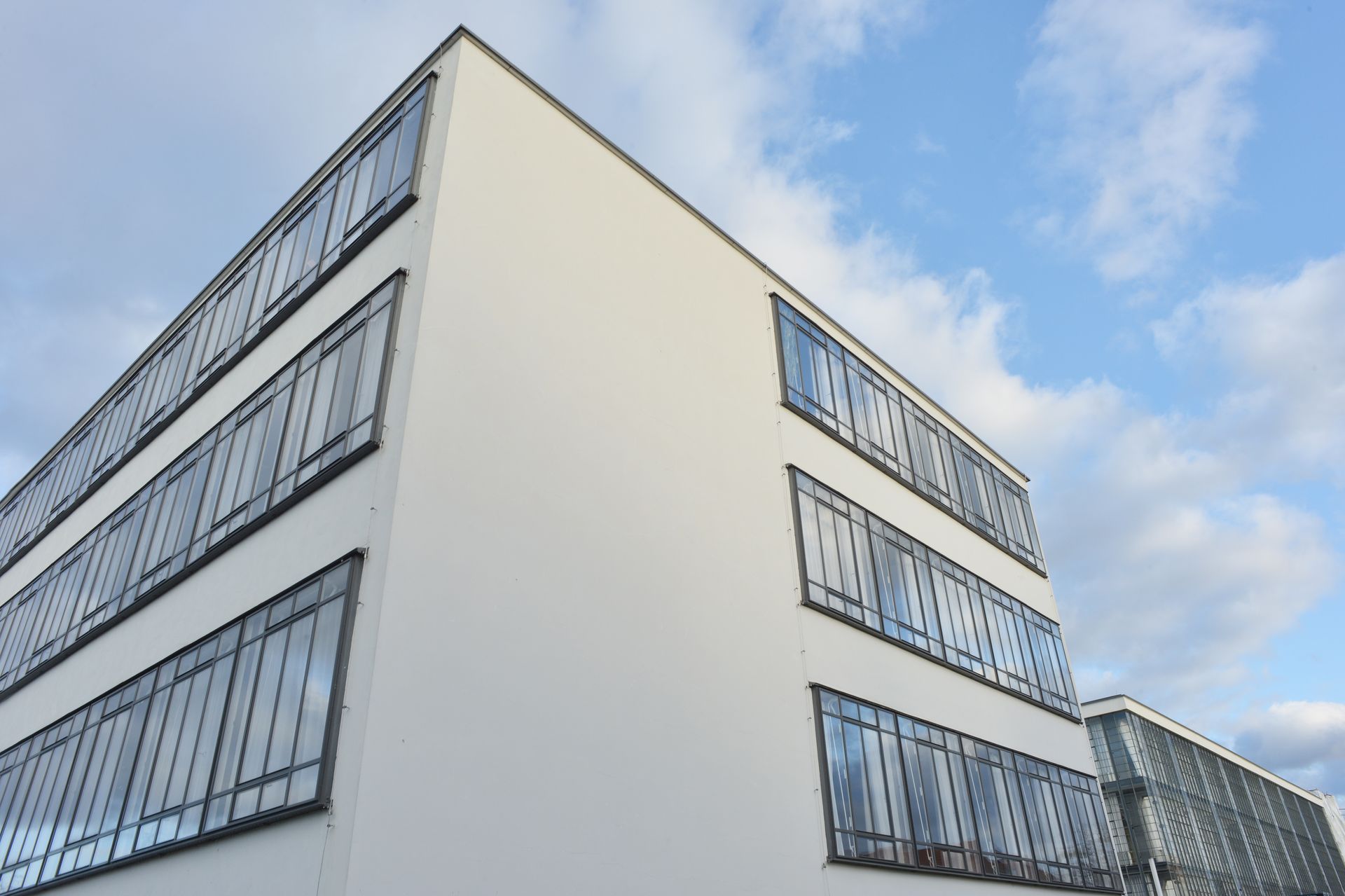 Ein weißes Gebäude mit einem blauen Himmel im Hintergrund