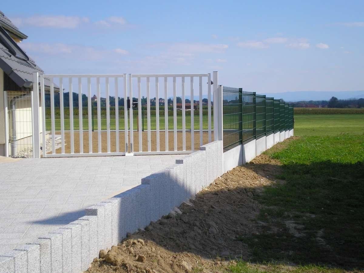 Jean-Claude Glath T.P. pose les clôtures industrielles.