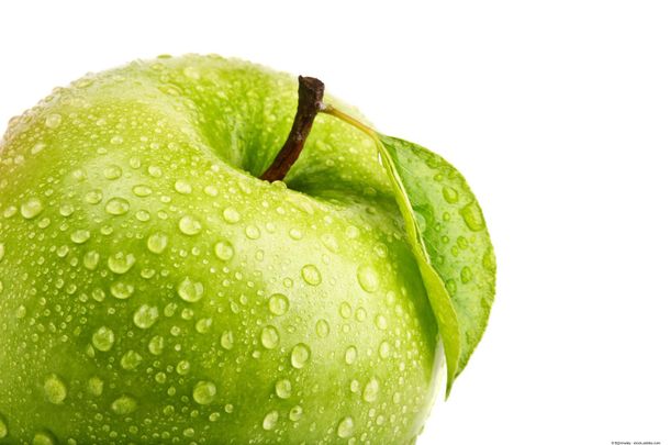 Einige Personen stehen an einem Foodtruck Ein frischer grüner Apfel mit einem Blatt am Stängel und Wasserperlen auf der Schale