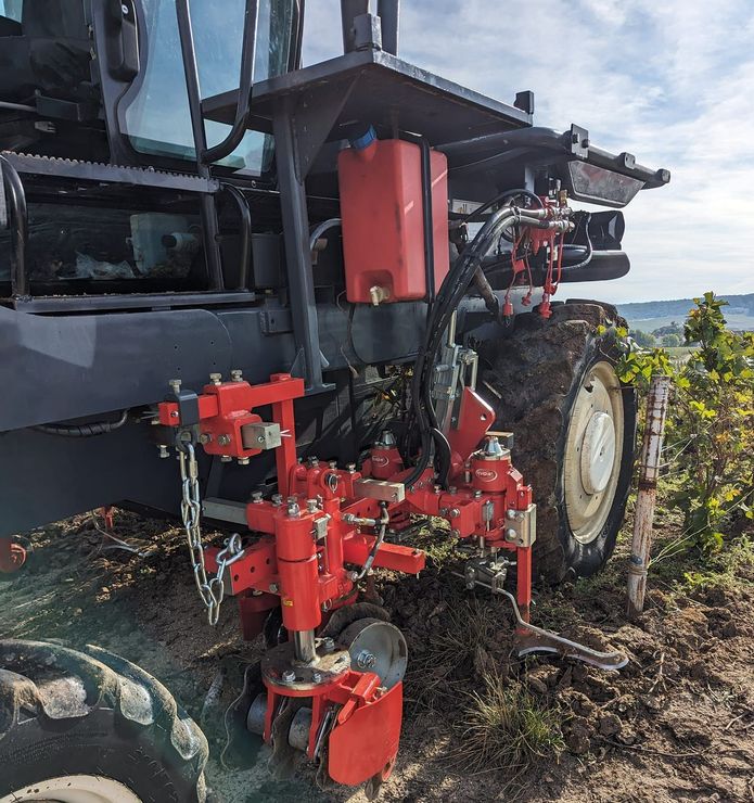 Un engin de viticulture rouge