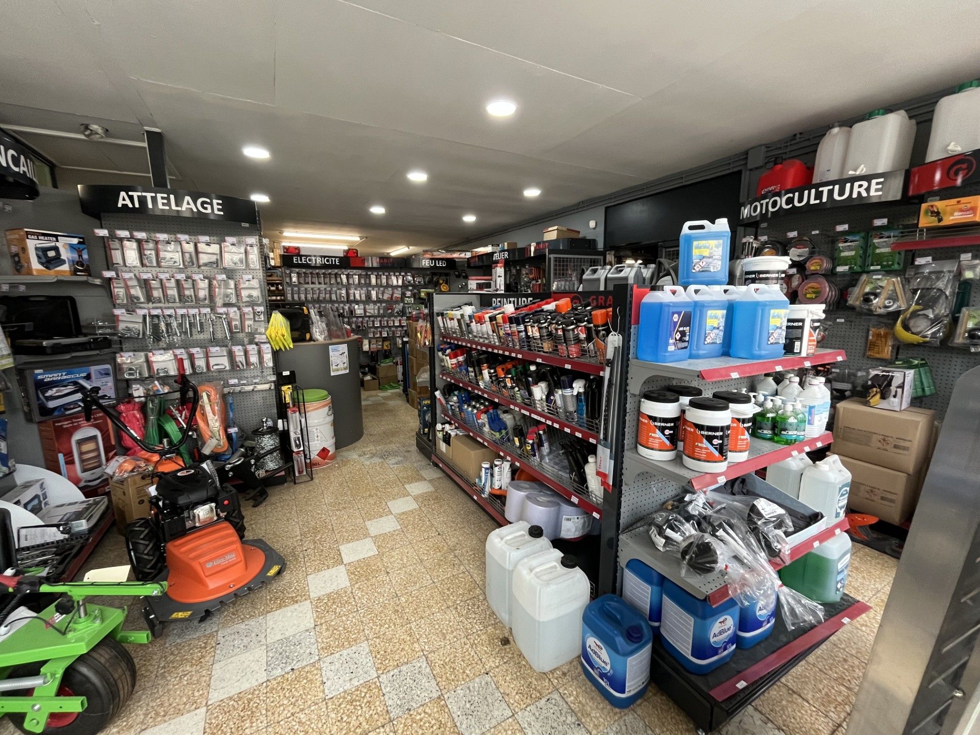 Un magasin de quincaillerie 