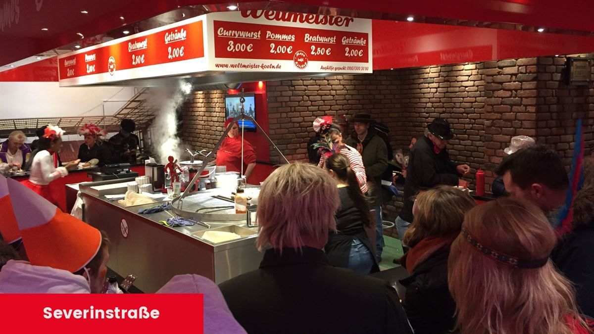 Eine Gruppe von Menschen steht vor einem Schild mit der Aufschrift „Severinstraße“