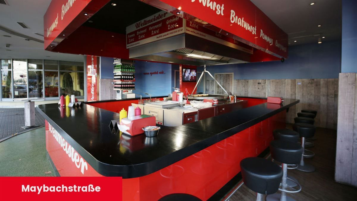 Ein Restaurant mit roter Theke und schwarzen Hockern