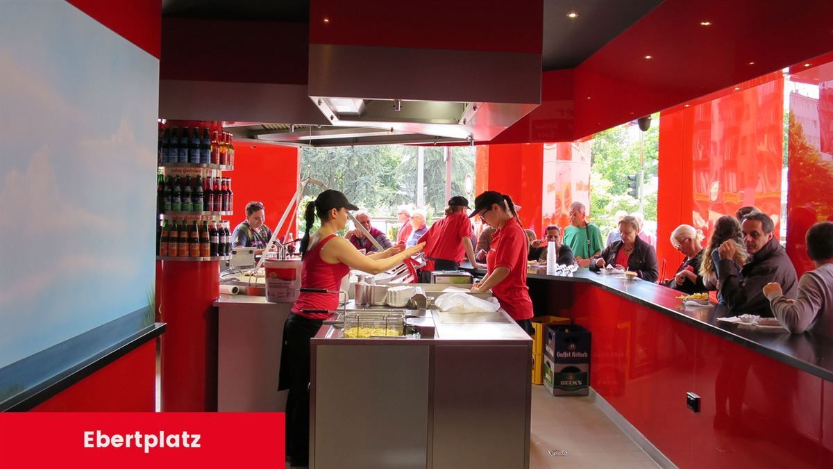 Ein Restaurant mit roten Wänden und einem Schild mit der Aufschrift „Ebertplatz“