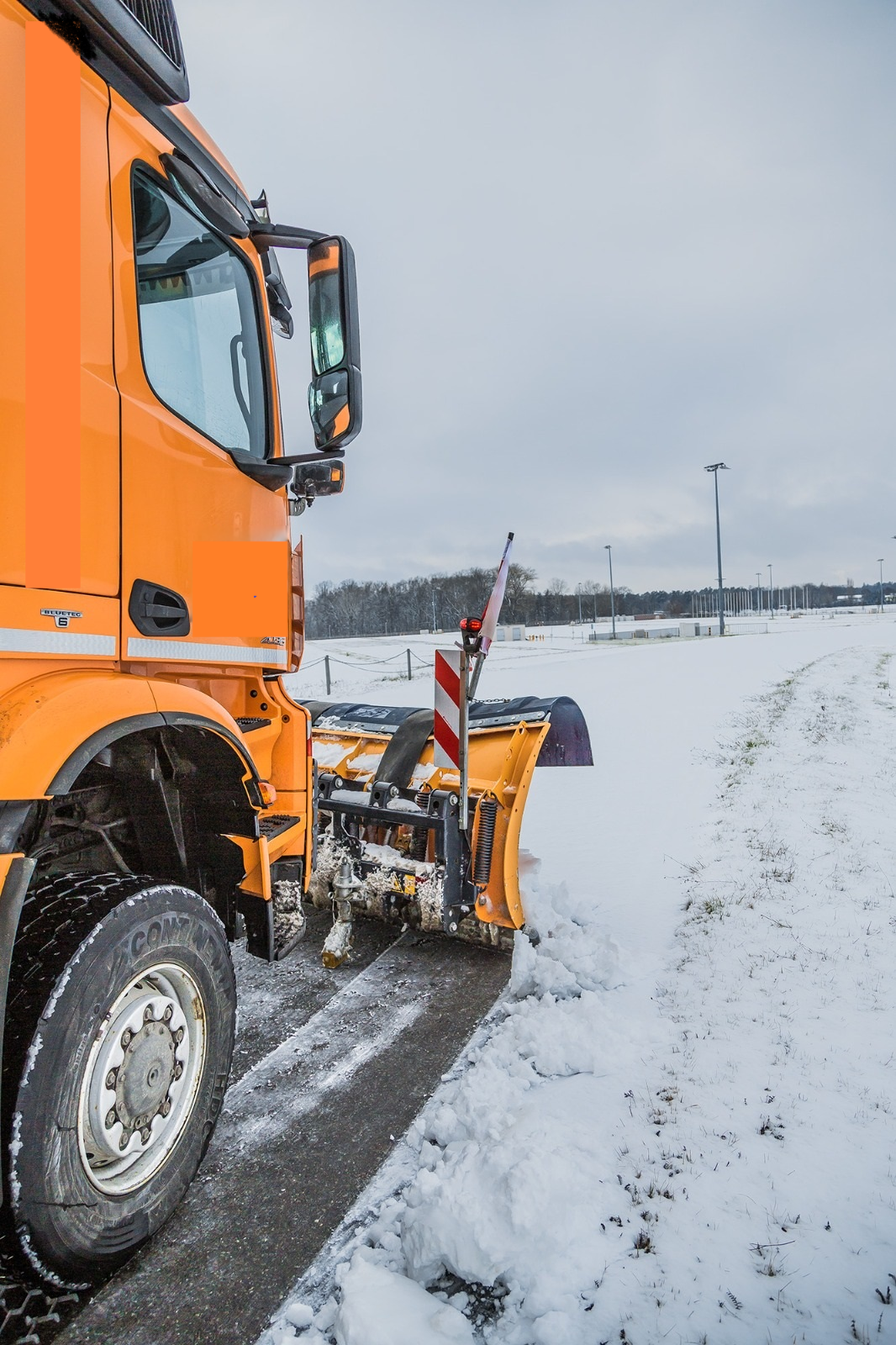 Bagger schaufelt Schnee weg