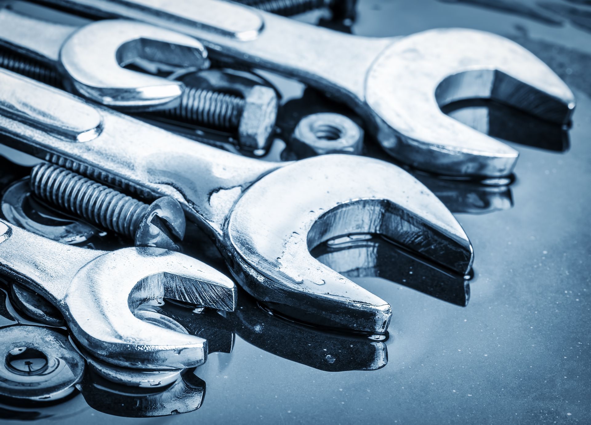 Plusieurs vis et outils