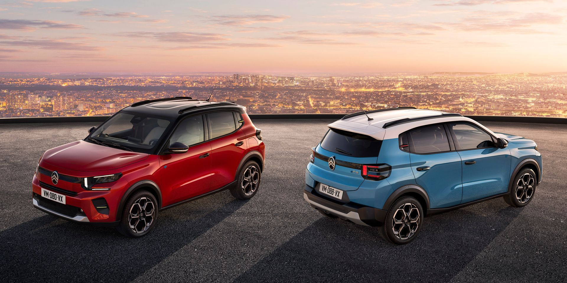 Une voiture rouge et une voiture bleue