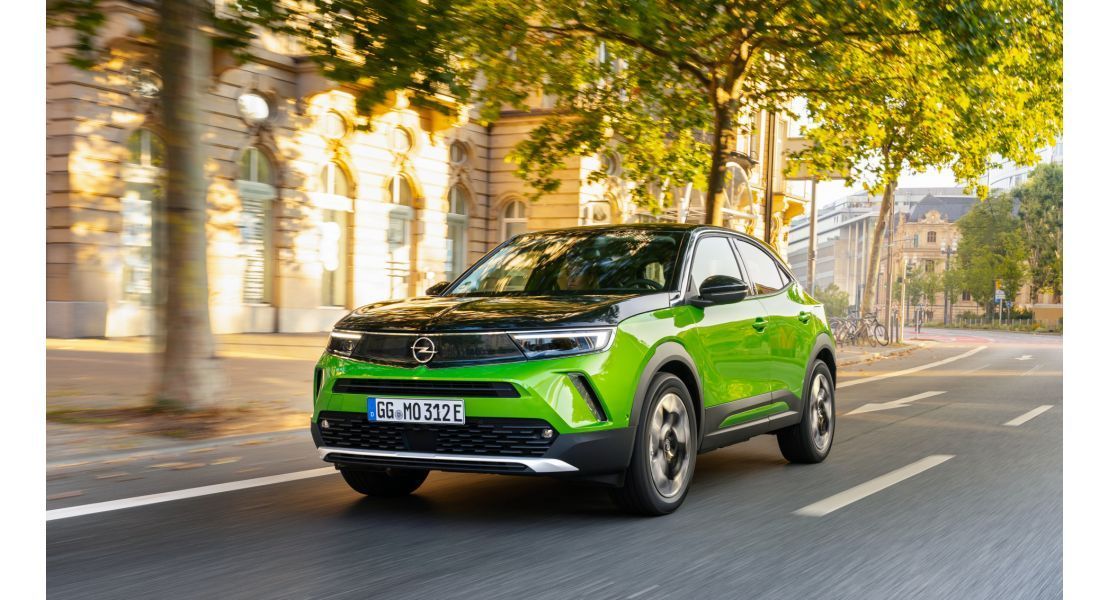 Voiture verte sur une route