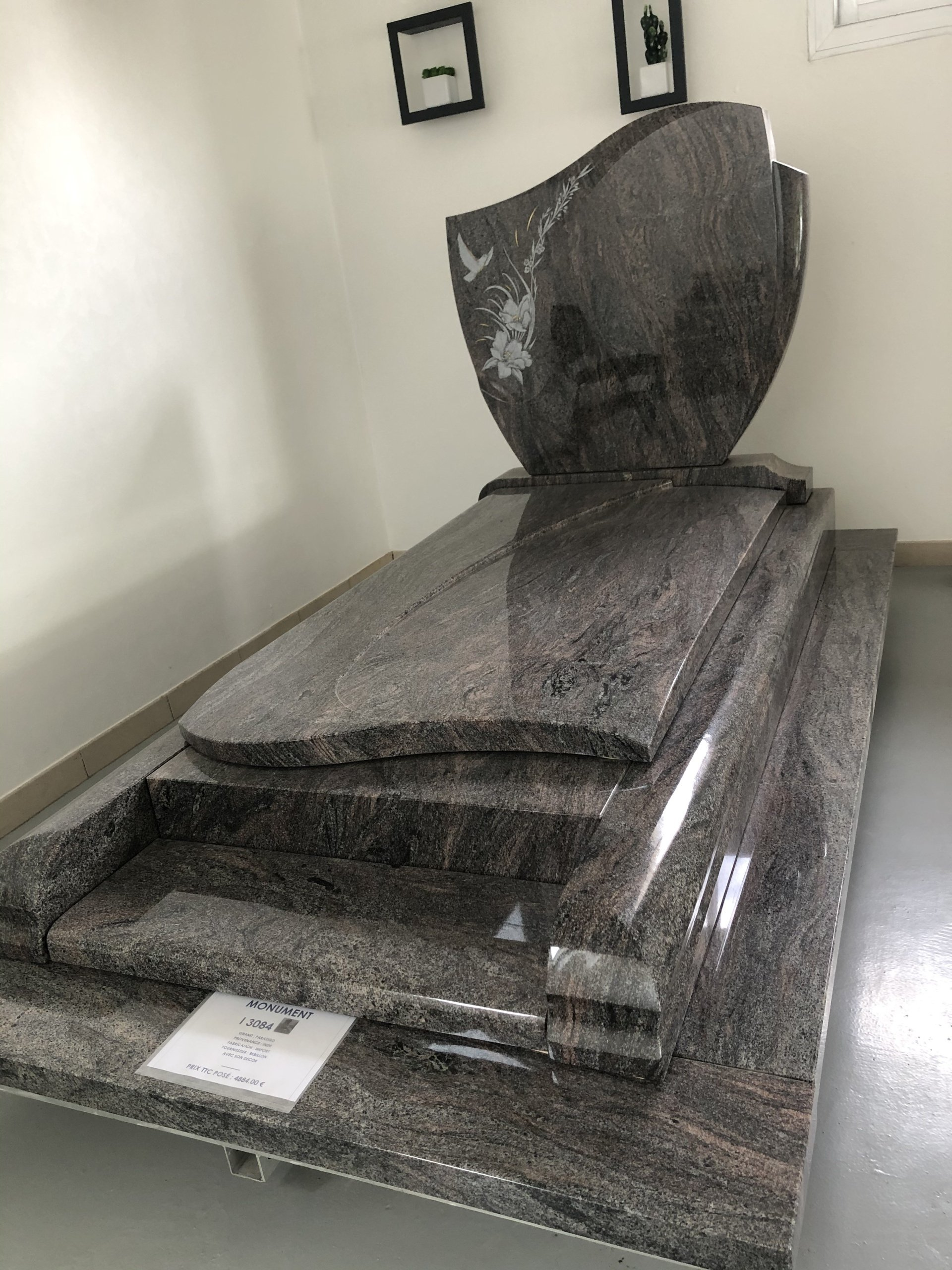 Un monument en marbre noir.