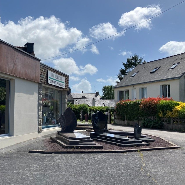 Des tombes noires devant un bâtiment.
