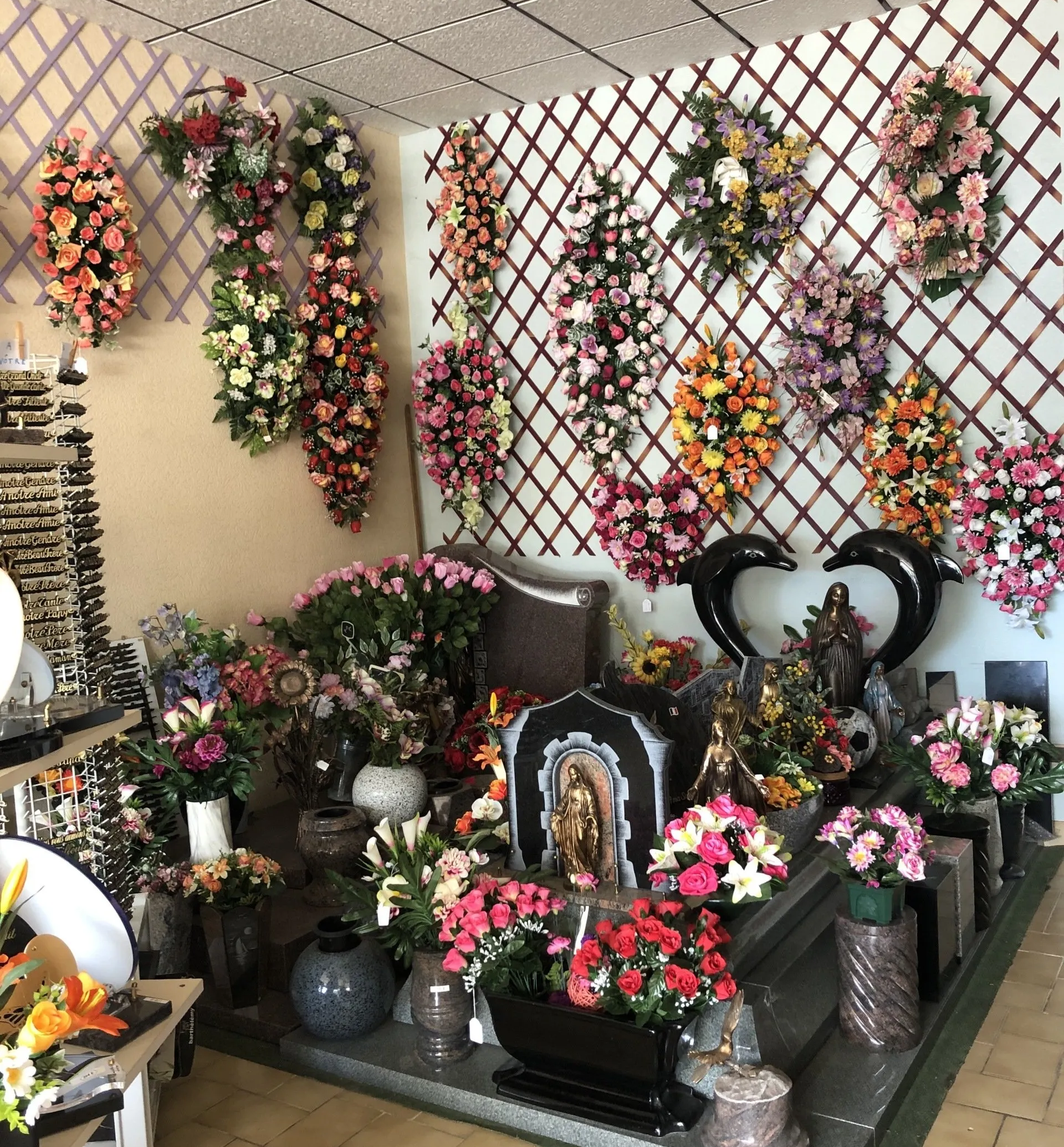 Des compositions florales au mur.
