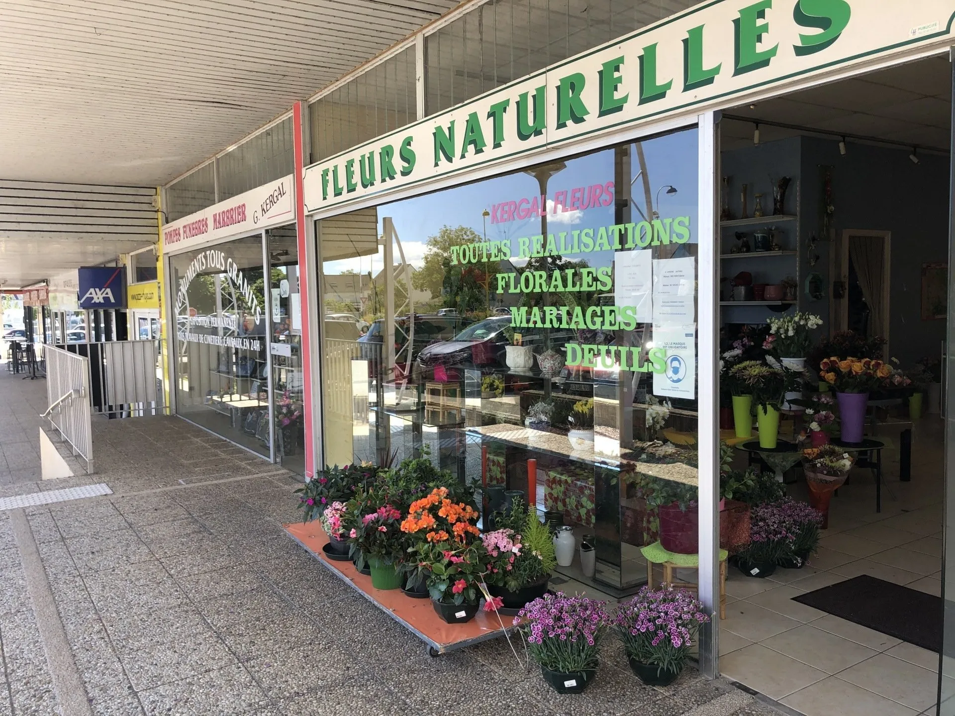 La devanture d'un fleuriste.