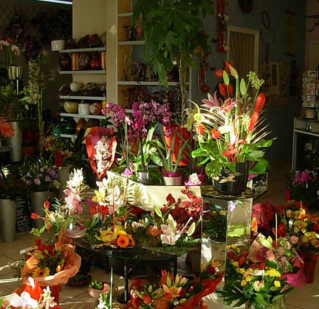 Des compositions florales autour d'une table.