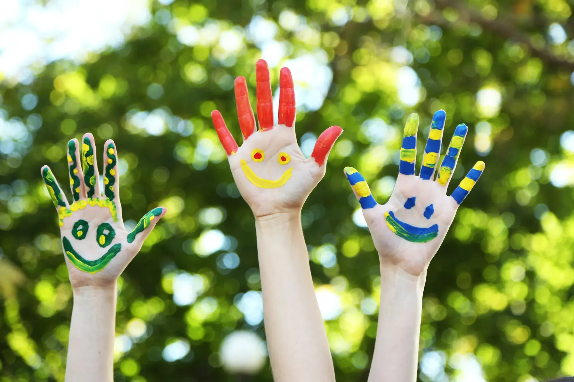 Un primer plano de una persona sosteniendo la mano de un niño.